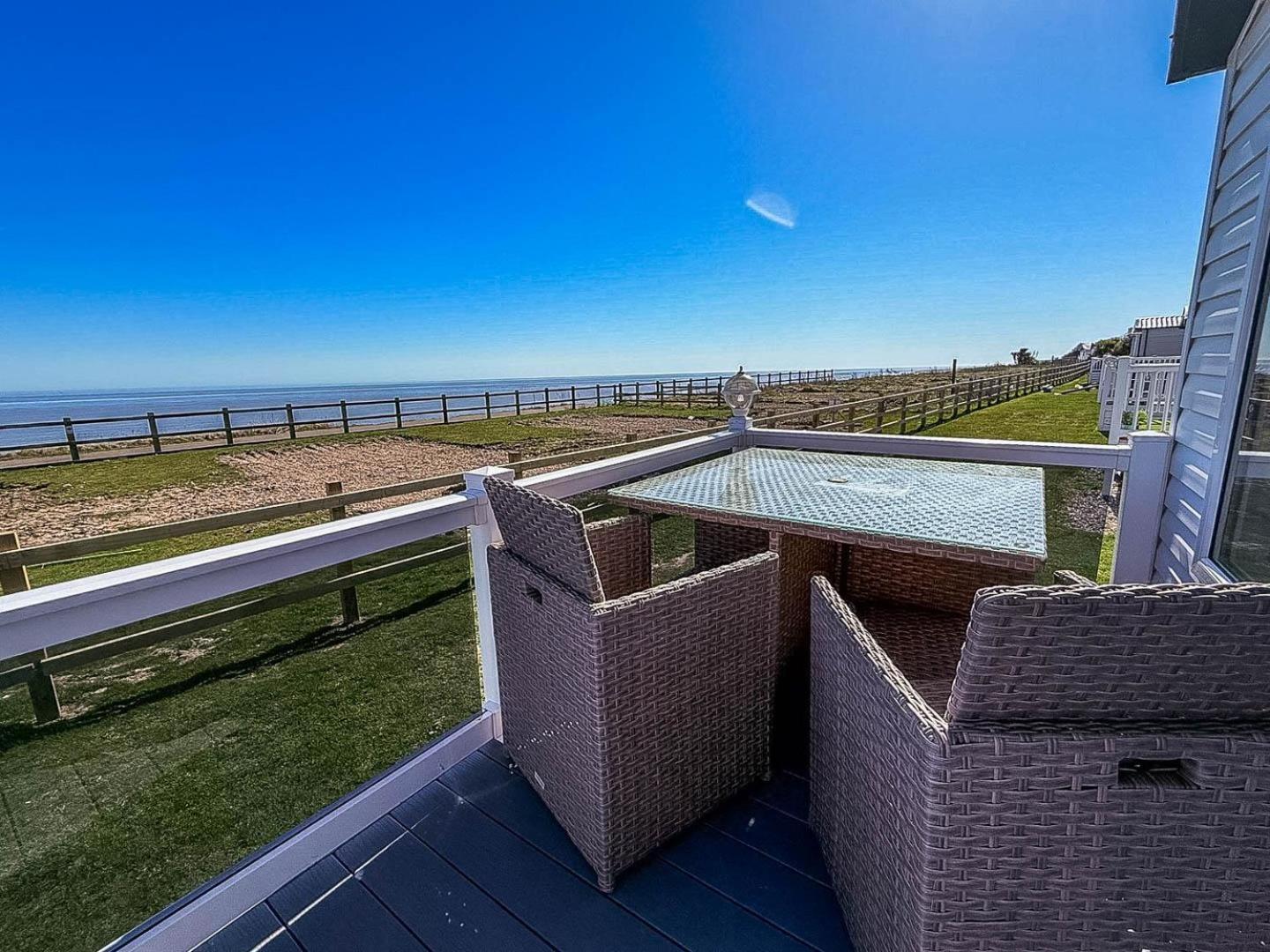 Stunning 6 Berth Lodge With Full Sea Views In Suffolk Ref 68007Cr Lowestoft Exterior foto